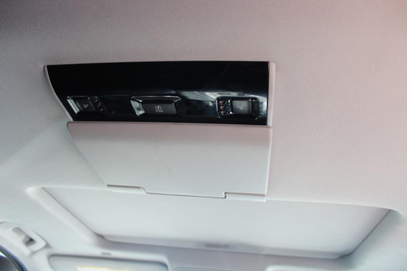 Cadillac Escalade Vehicle Full-screen Gallery Image 30