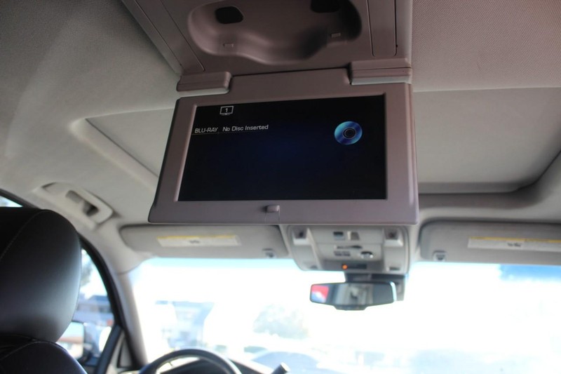 Cadillac Escalade Vehicle Full-screen Gallery Image 31