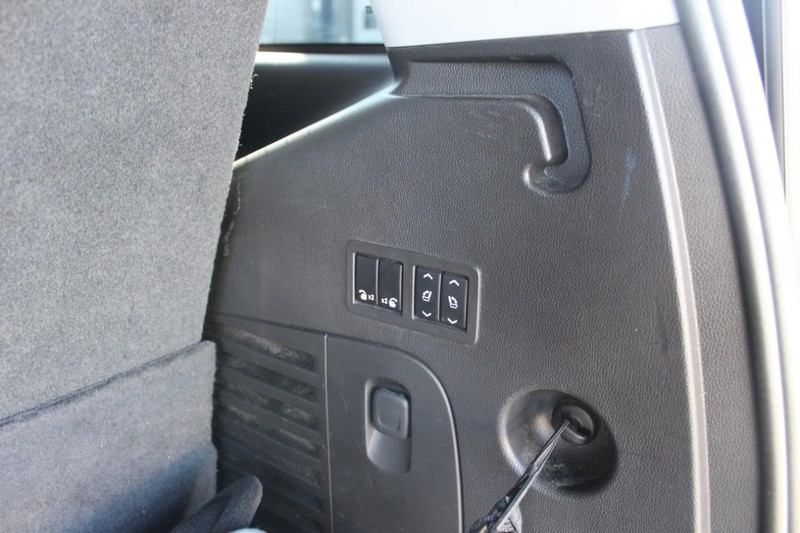 Cadillac Escalade Vehicle Full-screen Gallery Image 33