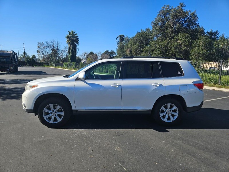 Toyota Highlander Vehicle Full-screen Gallery Image 02