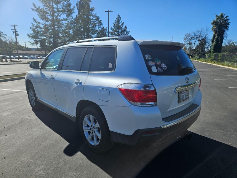 Toyota Highlander Vehicle Full-screen Gallery Image 03