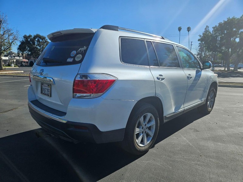 Toyota Highlander Vehicle Full-screen Gallery Image 05