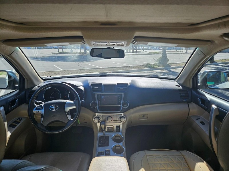 Toyota Highlander Vehicle Full-screen Gallery Image 09