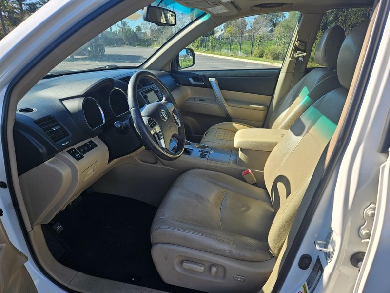 Toyota Highlander Vehicle Full-screen Gallery Image 12