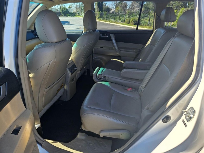 Toyota Highlander Vehicle Full-screen Gallery Image 13