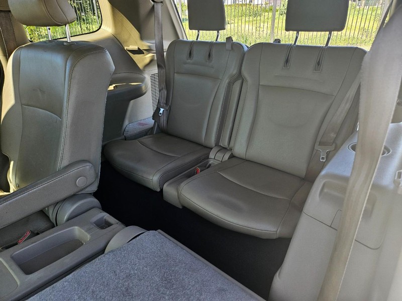 Toyota Highlander Vehicle Full-screen Gallery Image 14