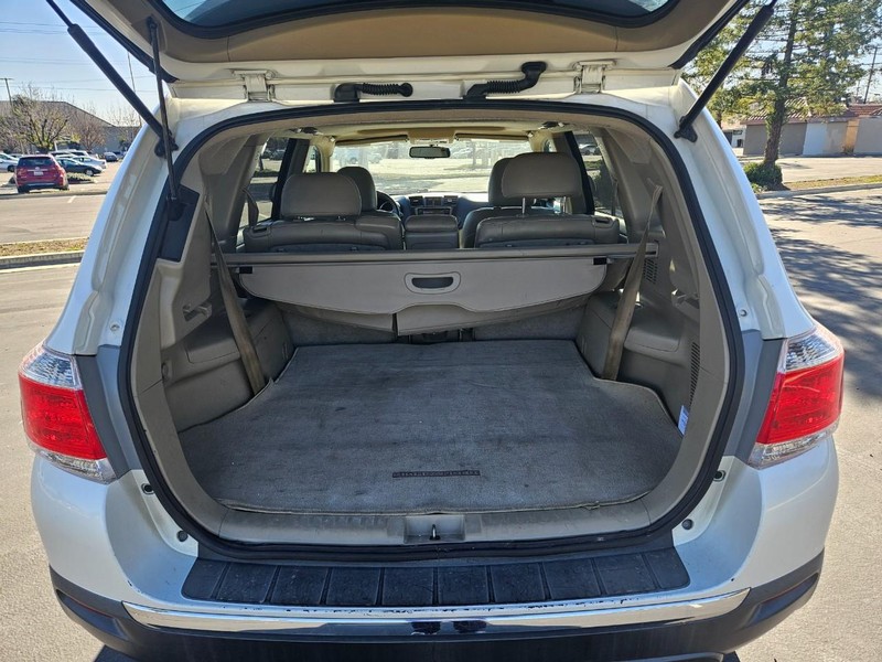 Toyota Highlander Vehicle Full-screen Gallery Image 15