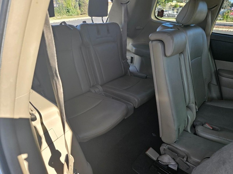 Toyota Highlander Vehicle Full-screen Gallery Image 16