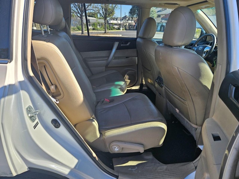 Toyota Highlander Vehicle Full-screen Gallery Image 17