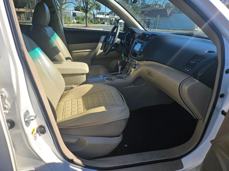 Toyota Highlander Vehicle Full-screen Gallery Image 18