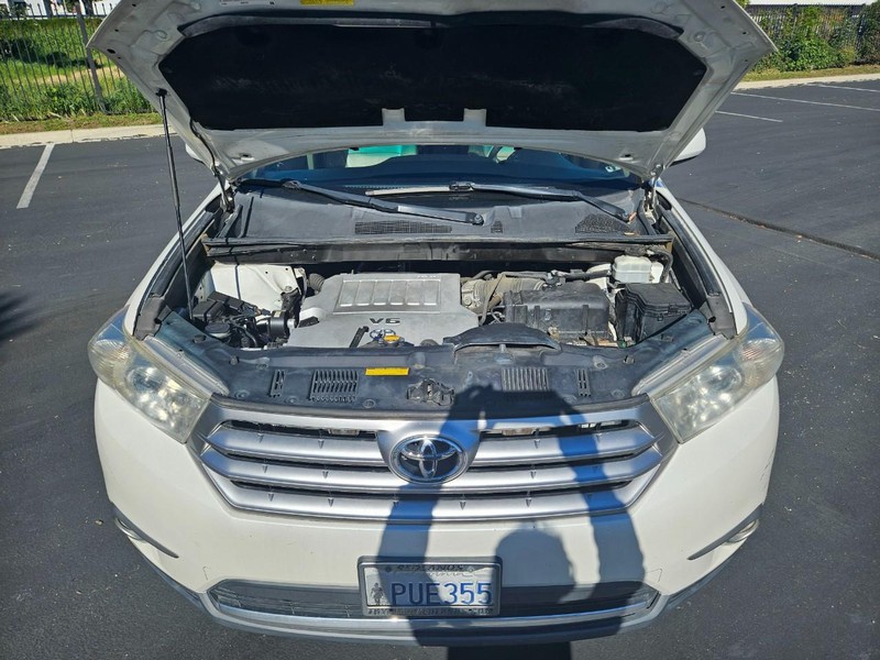 Toyota Highlander Vehicle Full-screen Gallery Image 19