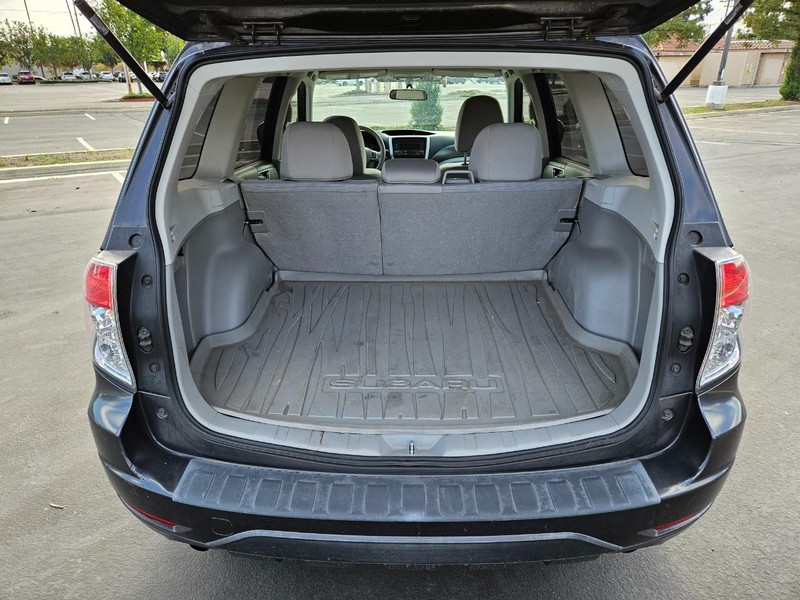 Subaru Forester Vehicle Full-screen Gallery Image 13