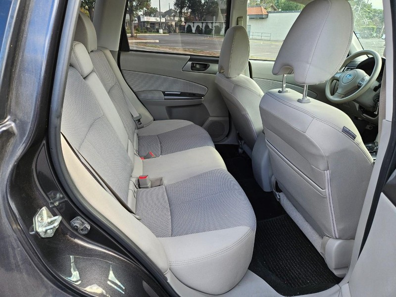 Subaru Forester Vehicle Full-screen Gallery Image 14