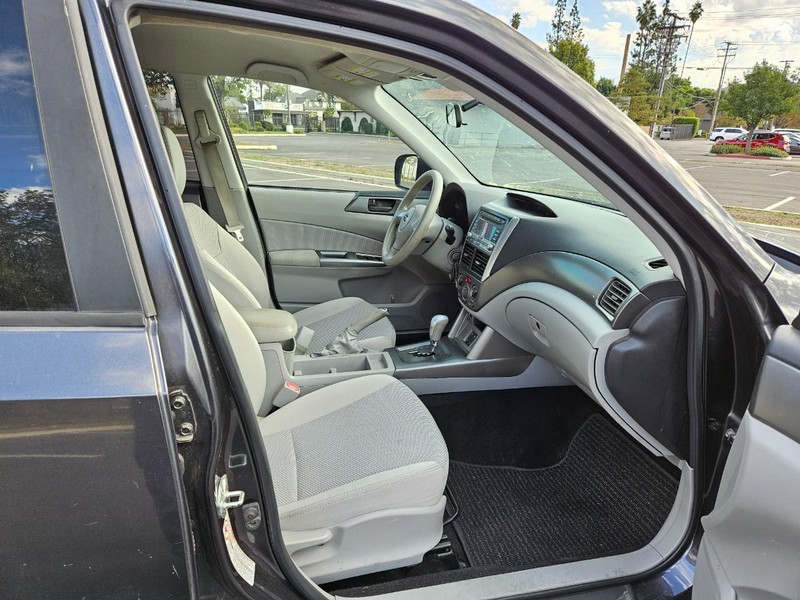 Subaru Forester Vehicle Full-screen Gallery Image 15