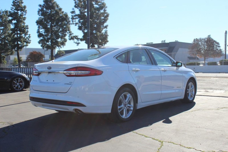 Ford Fusion Hybrid Vehicle Full-screen Gallery Image 04