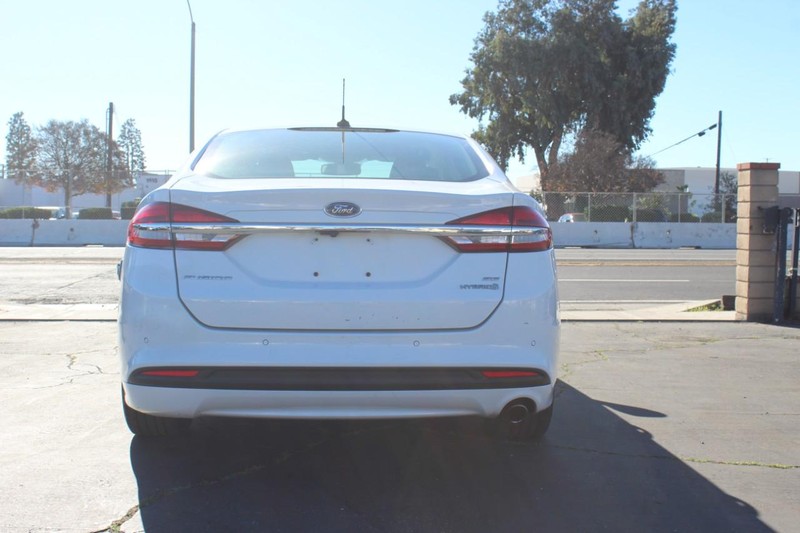 Ford Fusion Hybrid Vehicle Full-screen Gallery Image 07