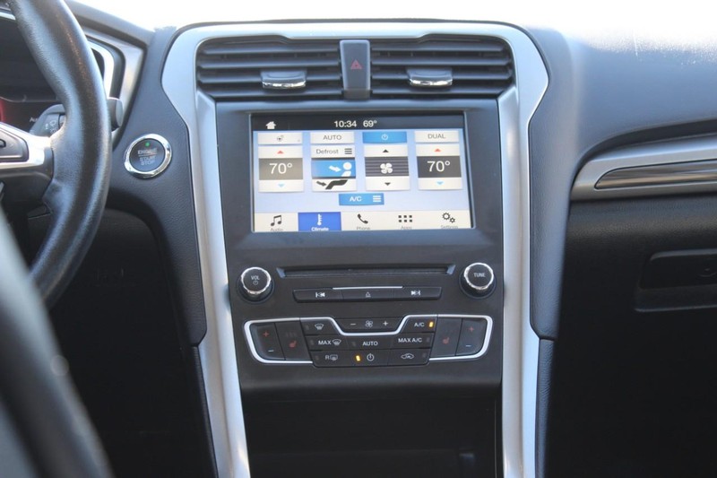 Ford Fusion Hybrid Vehicle Full-screen Gallery Image 09