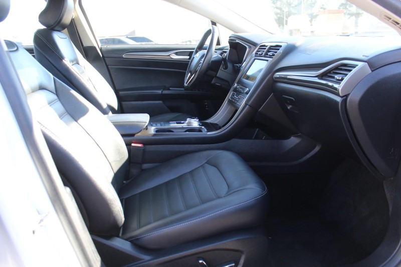 Ford Fusion Hybrid Vehicle Full-screen Gallery Image 11