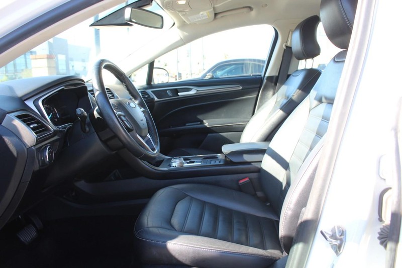 Ford Fusion Hybrid Vehicle Full-screen Gallery Image 12