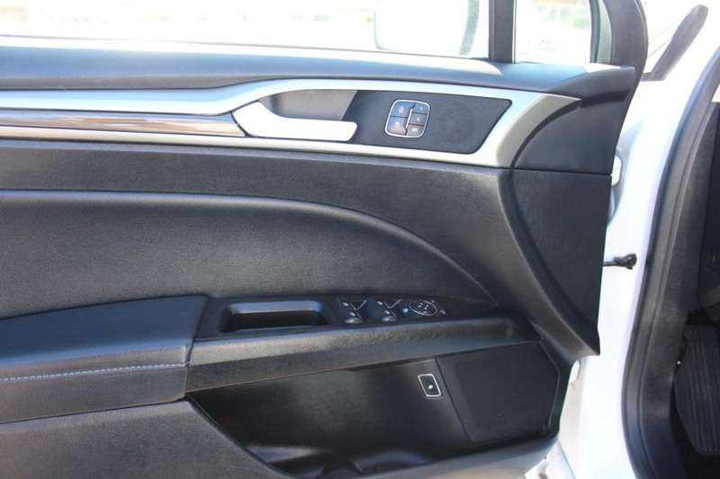 Ford Fusion Hybrid Vehicle Full-screen Gallery Image 15