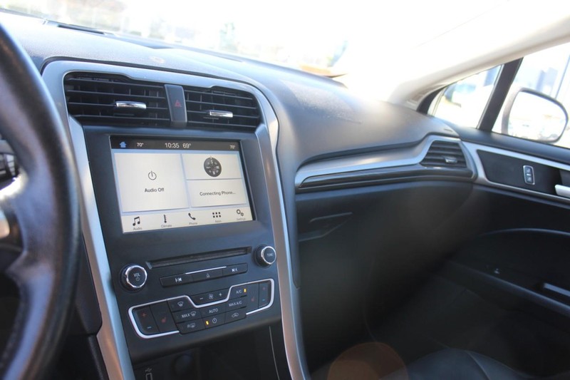 Ford Fusion Hybrid Vehicle Full-screen Gallery Image 16