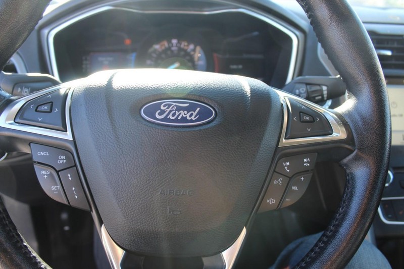 Ford Fusion Hybrid Vehicle Full-screen Gallery Image 17