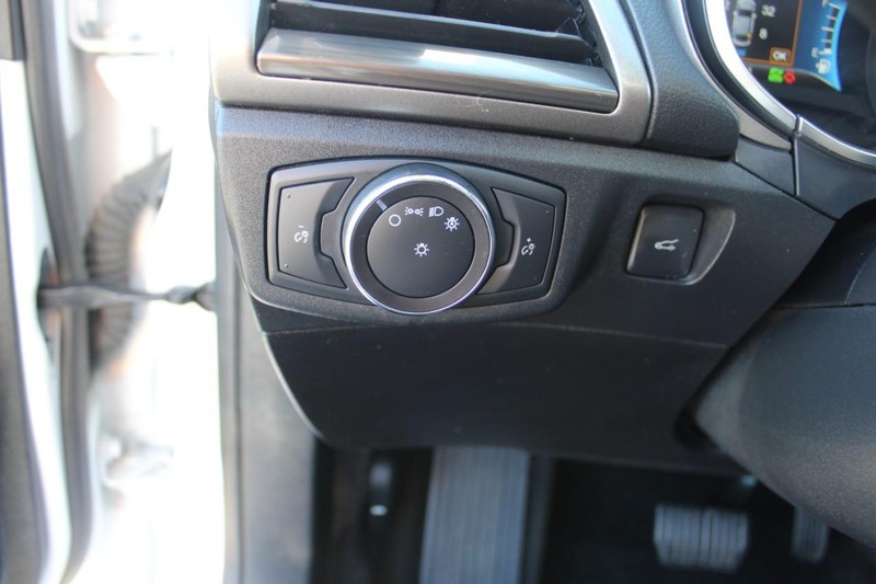 Ford Fusion Hybrid Vehicle Full-screen Gallery Image 20