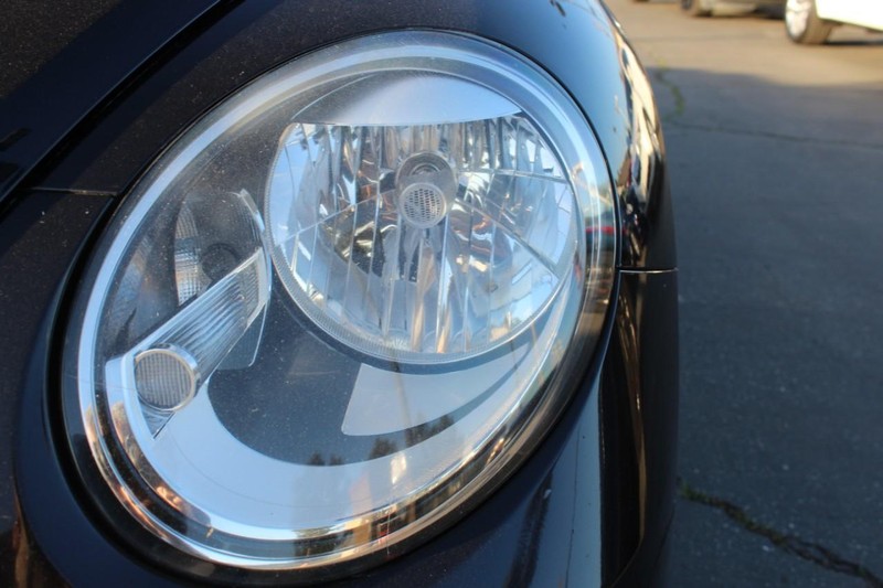 Volkswagen Beetle Vehicle Full-screen Gallery Image 06