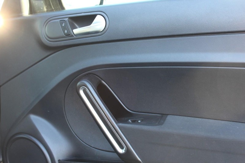 Volkswagen Beetle Vehicle Full-screen Gallery Image 10