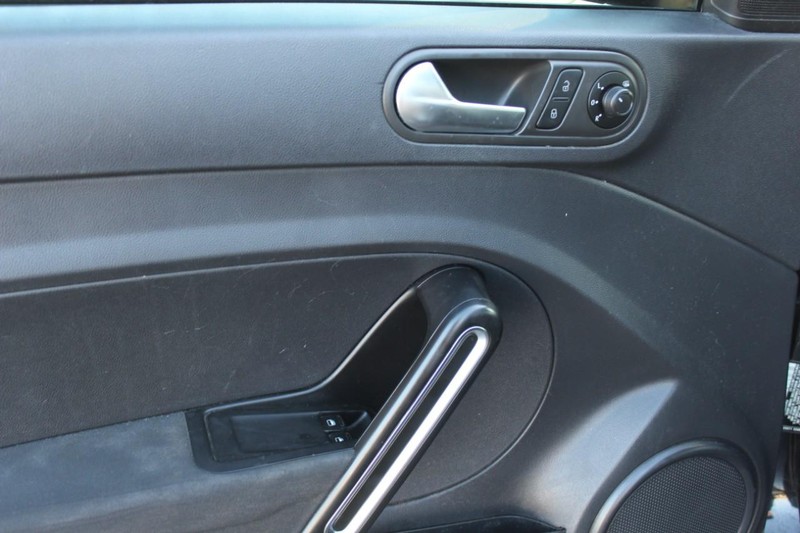 Volkswagen Beetle Vehicle Full-screen Gallery Image 11