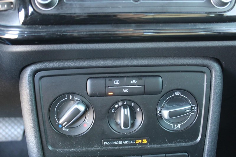 Volkswagen Beetle Vehicle Full-screen Gallery Image 14