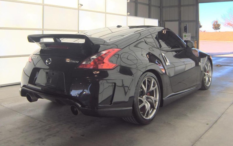 Nissan 370Z Vehicle Full-screen Gallery Image 03