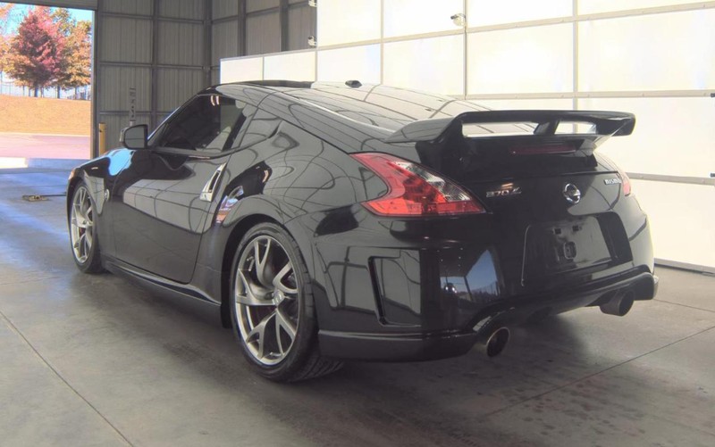 Nissan 370Z Vehicle Full-screen Gallery Image 04