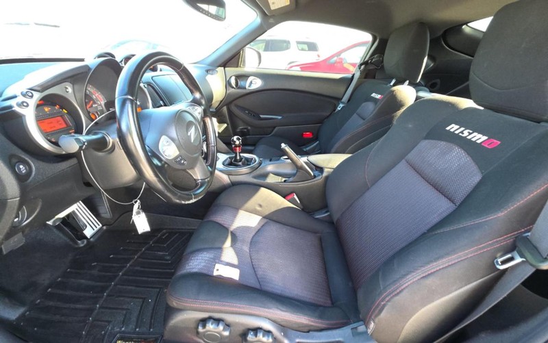 Nissan 370Z Vehicle Full-screen Gallery Image 05