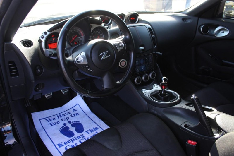 Nissan 370Z Vehicle Full-screen Gallery Image 06