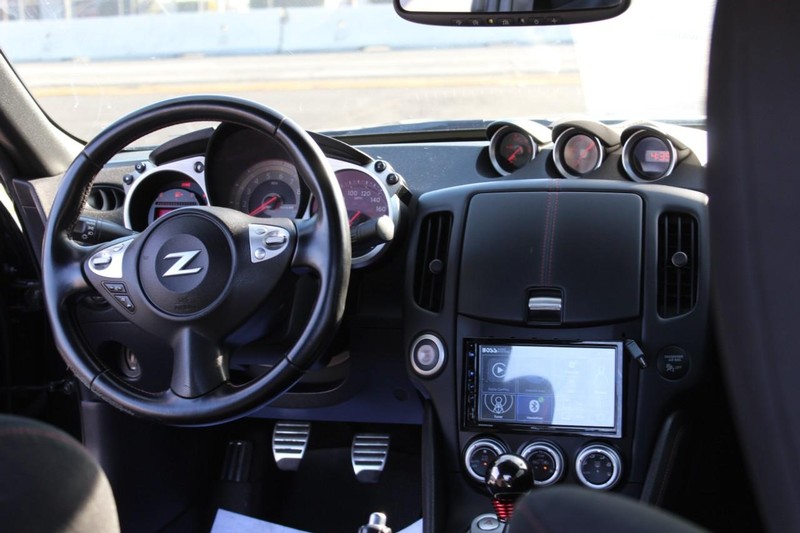 Nissan 370Z Vehicle Full-screen Gallery Image 07