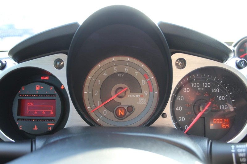 Nissan 370Z Vehicle Full-screen Gallery Image 08