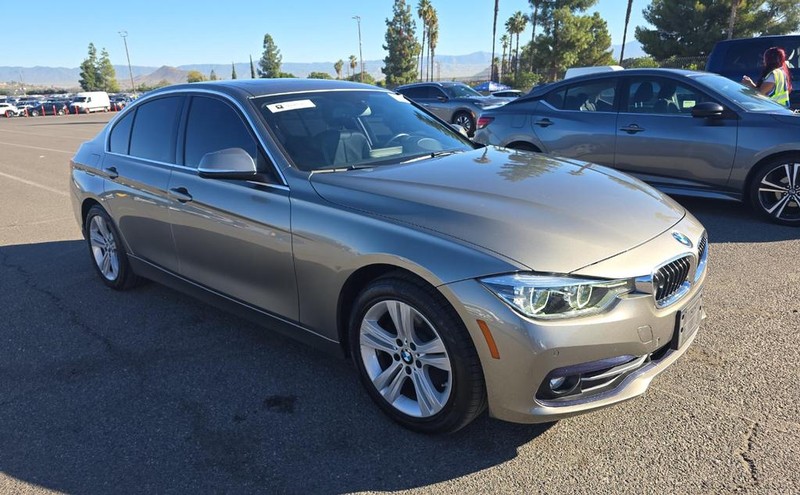 BMW 3 Series Vehicle Full-screen Gallery Image 03