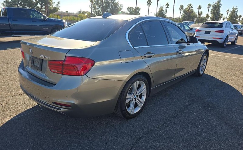 BMW 3 Series Vehicle Full-screen Gallery Image 04