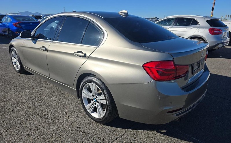 BMW 3 Series Vehicle Full-screen Gallery Image 05