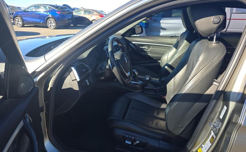 BMW 3 Series Vehicle Full-screen Gallery Image 06