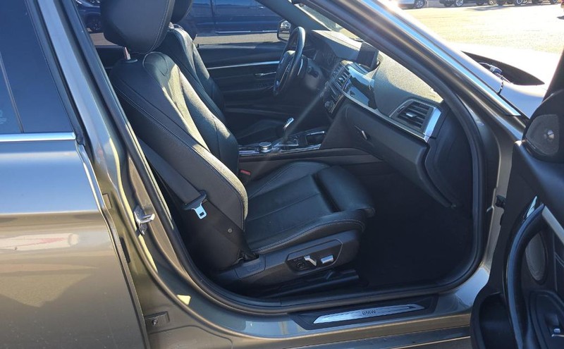 BMW 3 Series Vehicle Full-screen Gallery Image 07