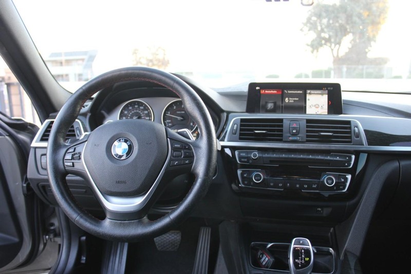 BMW 3 Series Vehicle Full-screen Gallery Image 08