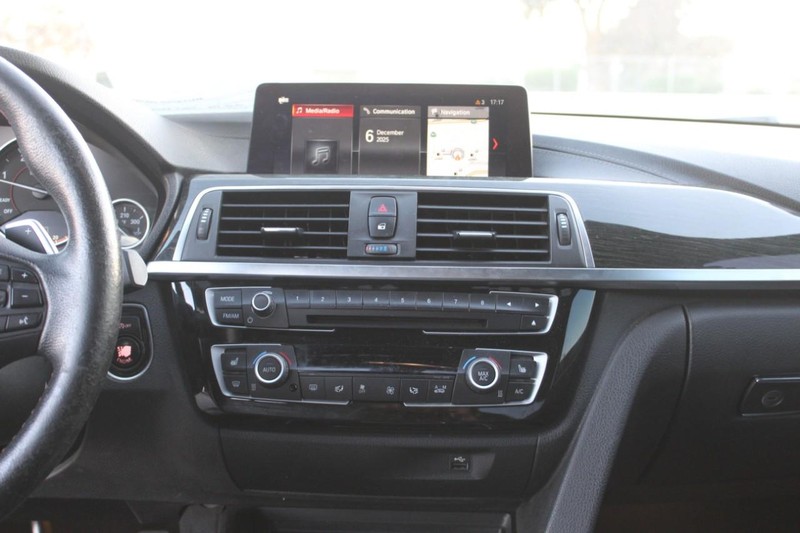 BMW 3 Series Vehicle Full-screen Gallery Image 09