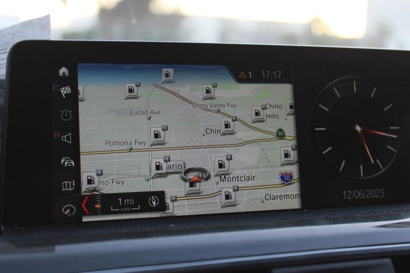 BMW 3 Series Vehicle Full-screen Gallery Image 10