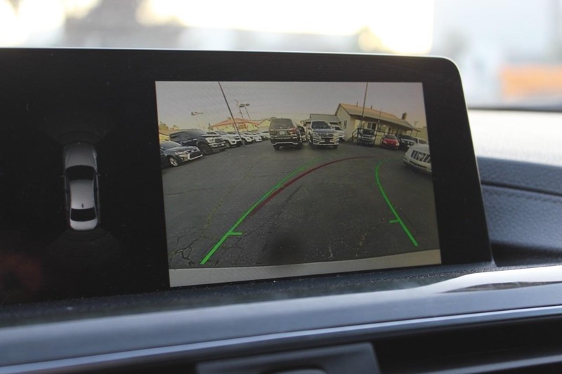 BMW 3 Series Vehicle Full-screen Gallery Image 11