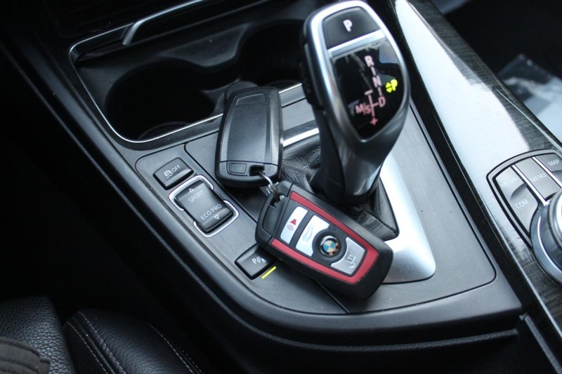 BMW 3 Series Vehicle Full-screen Gallery Image 12