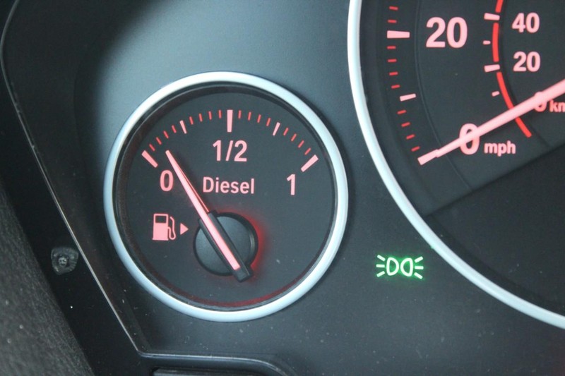 BMW 3 Series Vehicle Full-screen Gallery Image 13