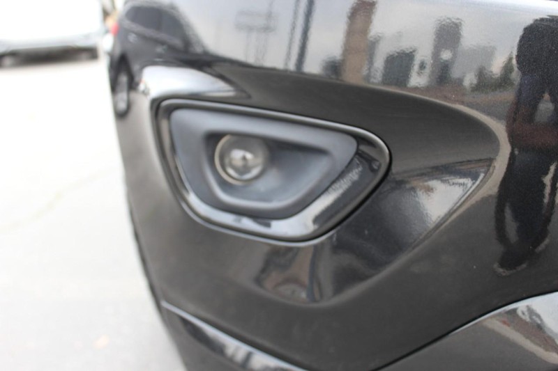 Jeep Grand Cherokee Vehicle Full-screen Gallery Image 03