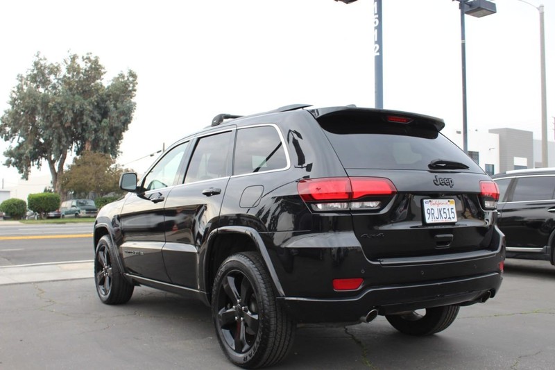 Jeep Grand Cherokee Vehicle Full-screen Gallery Image 09